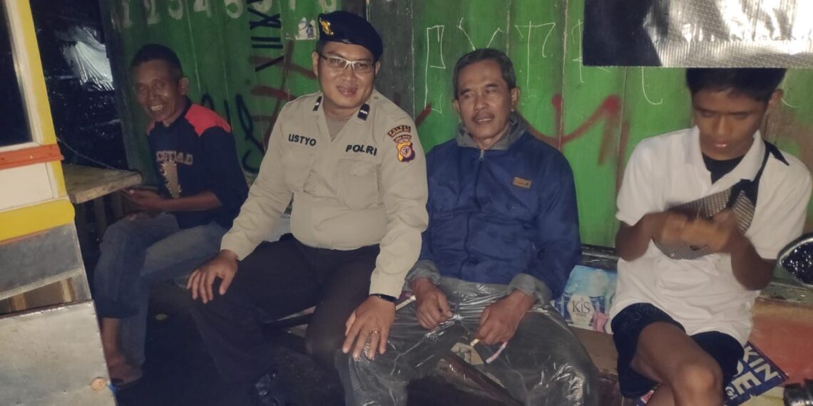 Dialogis Malam Hari Sampaikan Himbauan Kamtibmas Guna Cegah Gukamtibmas Wilayah Hukum Polsek Kebon Pedes