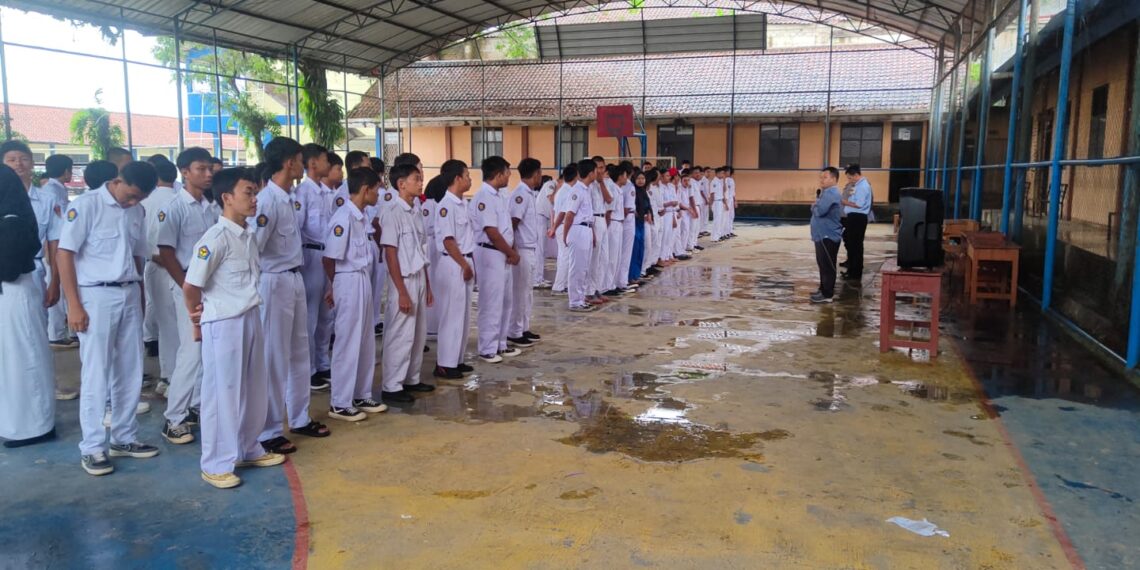 Jadi Pembina Upacara Hari Senin Di Sekolah Smk Teknika Desa Cisaat Panit Binmas Polsek Cisaat