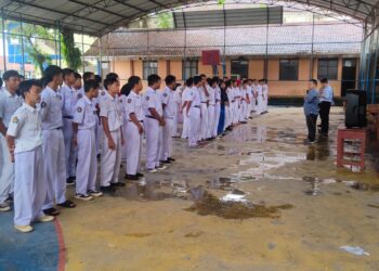 Jadi Pembina Upacara Hari Senin Di Sekolah  Smk Teknika   Desa Cisaat Panit Binmas Polsek Cisaat