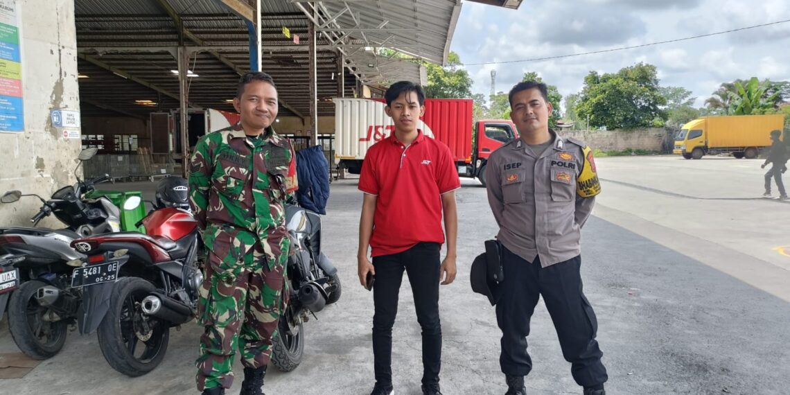Berikan Imbauan Kamtibmas Babinkamtibmas bersinergi dengan Babinsa Sambangi Warga