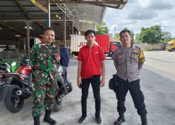 Berikan Imbauan Kamtibmas Babinkamtibmas bersinergi dengan Babinsa Sambangi Warga