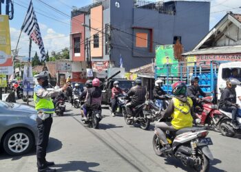 Gatur Lalu Lintas Polsek Warudoyong Paska melintas Kereta Api Pangrango