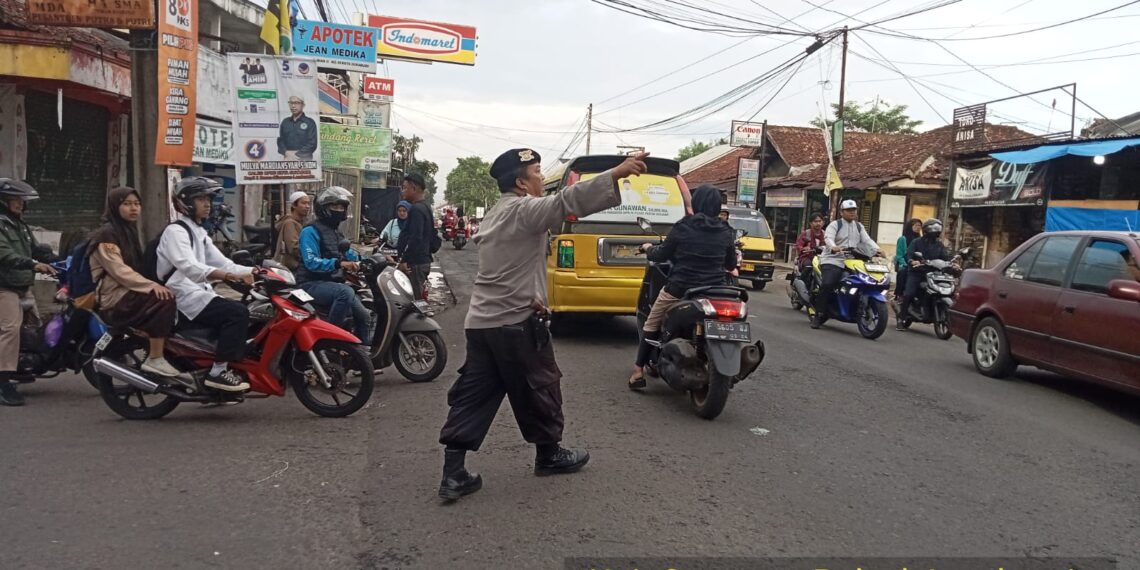 Laksanakan Gatur Lalin Anggota Polsek Lembursitu Cegah Kemacetan Terjadi