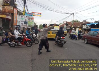 Laksanakan Gatur Lalin Anggota Polsek Lembursitu Cegah Kemacetan Terjadi