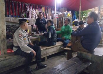 Personil Unit Samapta Polsek Gunungpuyuh Berikan Pesan Kepada Ojek Online