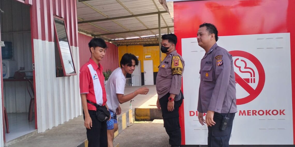 Polisi Polsek Sukalarang Giat Patroli Dialogis Antisipasi Gangguan Kamtibmas Di Pom mini