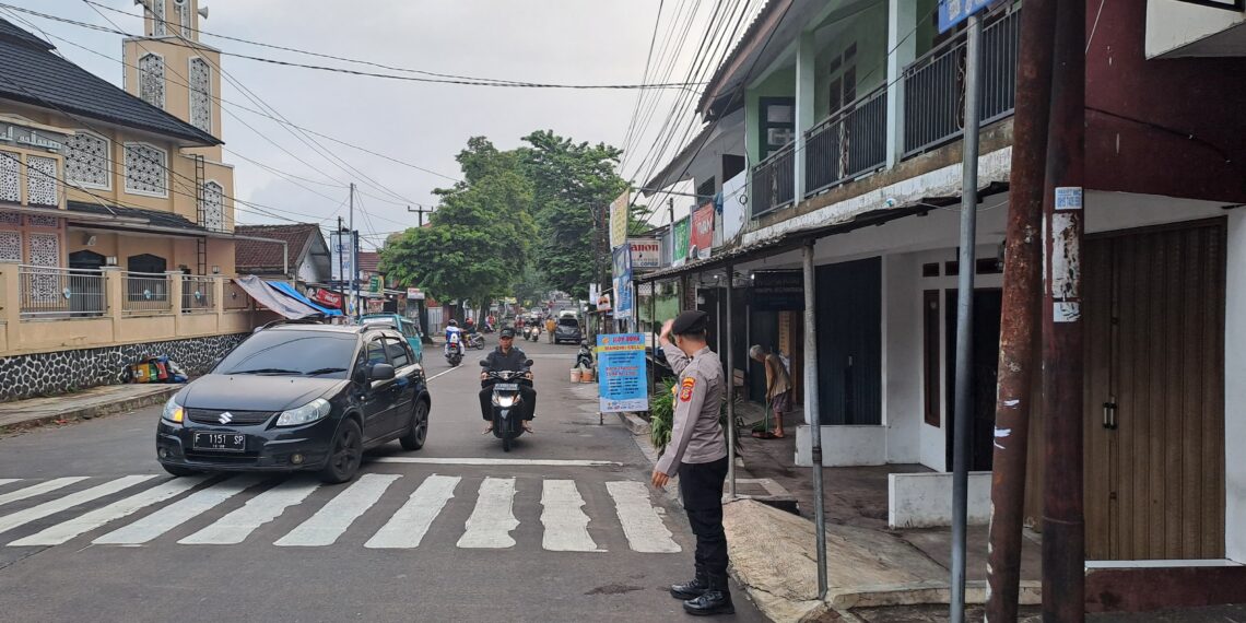 Personil Polsek Citamiang Lakukan Gatur Lalin di Pagi Hari Antisipasi Kemacetan