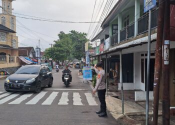 Personil Polsek Citamiang Lakukan Gatur Lalin di Pagi Hari Antisipasi Kemacetan