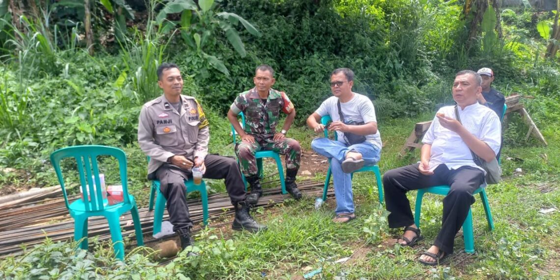 Sampaikan Pesan Kamtibmas Bhabinkamtibmas Polsek Cibeureum Bersama Babinsa Pantau Wilayah
