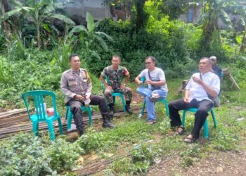 Sampaikan Pesan Kamtibmas Bhabinkamtibmas Polsek Cibeureum Bersama Babinsa Pantau Wilayah