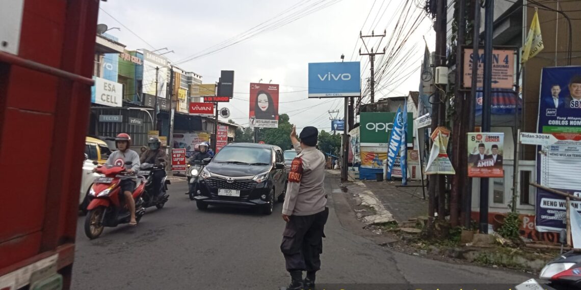 Anggota Polsek Lembursitu Laksanakan Gatur Lalin Cegah Kemacetan Terjadi