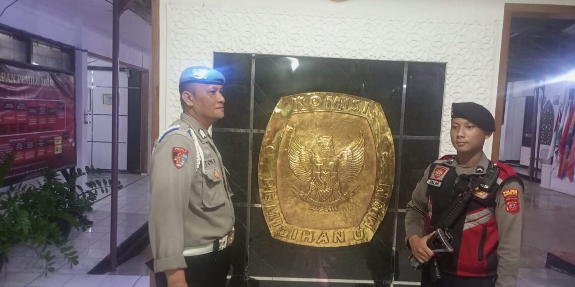 Polsek Citamiang Ploting Personil Amankan Gudang Logistik KPU Kota Sukabumi 24 Jam.