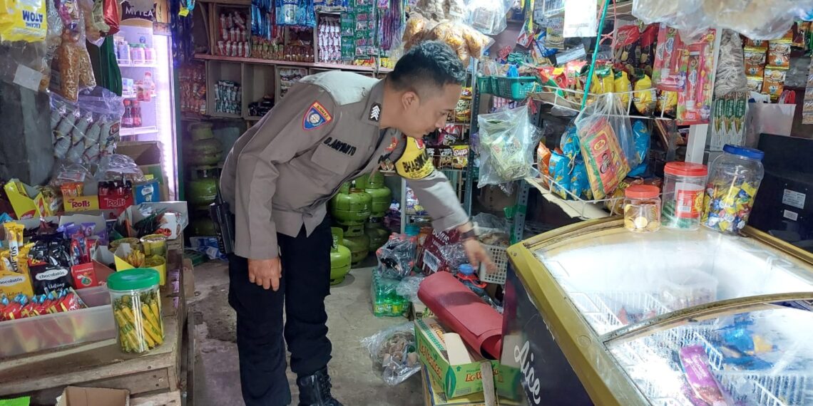 Bhabinkamtibmas Polsek Kebon Pedes Himbau Pemilik Toko atau Warung Supaya Tidak Menjual Minuman Keras