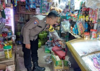 Bhabinkamtibmas Polsek Kebon Pedes Himbau Pemilik Toko atau Warung Supaya Tidak Menjual Minuman Keras