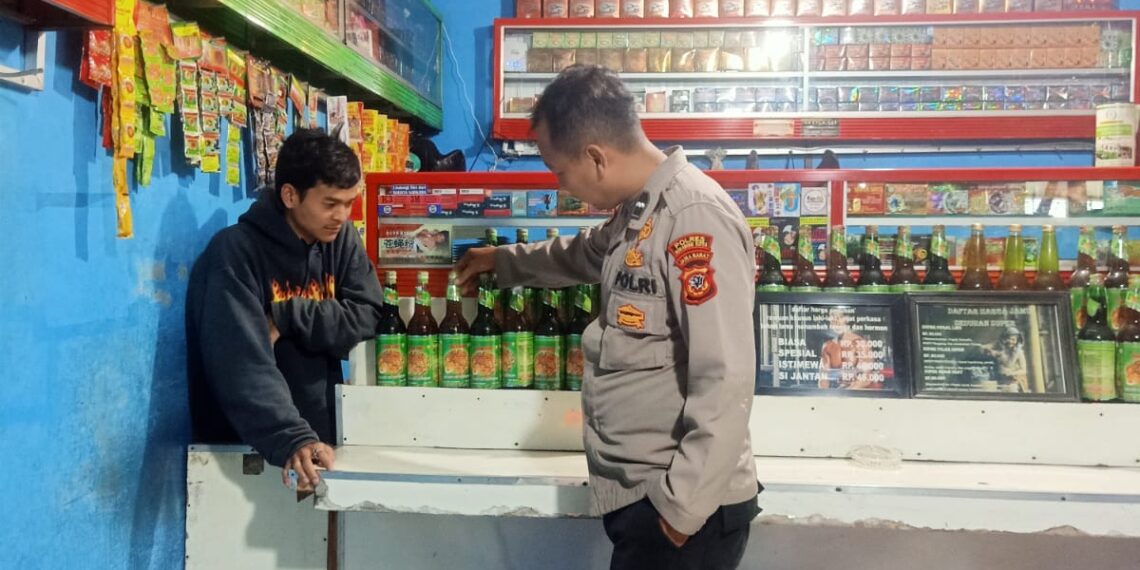 Ciptakan Sitkamtibmas yang aman dan kondusif, Anggota polsek Sukalarang laksanakan Patroli miras