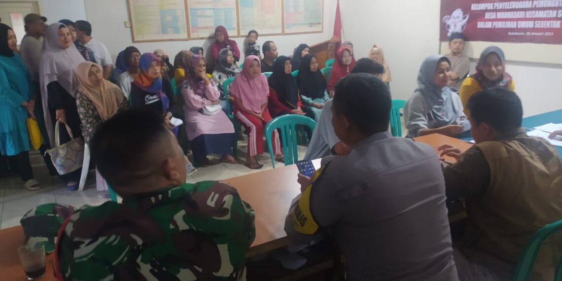 Bhabinkamtibmas Desa Warnasari Polsek Sukabumi Sinergitas dengan TNI Babinsa Koramil Sukabumi Monitoring Penyaluran Beras