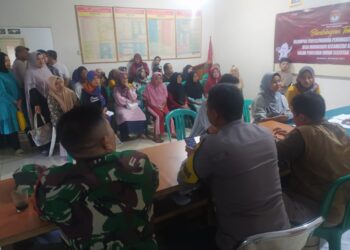 Bhabinkamtibmas Desa Warnasari Polsek Sukabumi Sinergitas dengan TNI Babinsa Koramil Sukabumi Monitoring Penyaluran Beras
