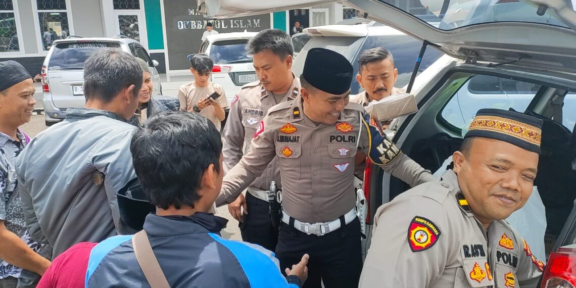 Konsisten Gelar Jum’at Berkah, Polisi di Sukabumi Kembali Bagikan Ratusan Nasi Kotak