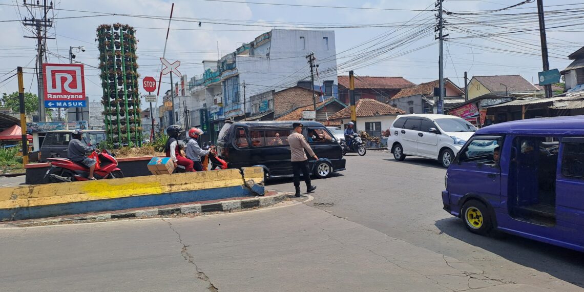 Ciptakan Kamseltibcarlantas, Polsek Citamiang Gelar Pelayanan Rutin Gatur Siang hari
