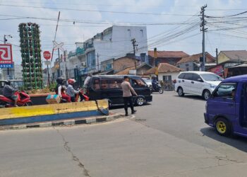 Ciptakan Kamseltibcarlantas, Polsek Citamiang Gelar Pelayanan Rutin Gatur Siang hari