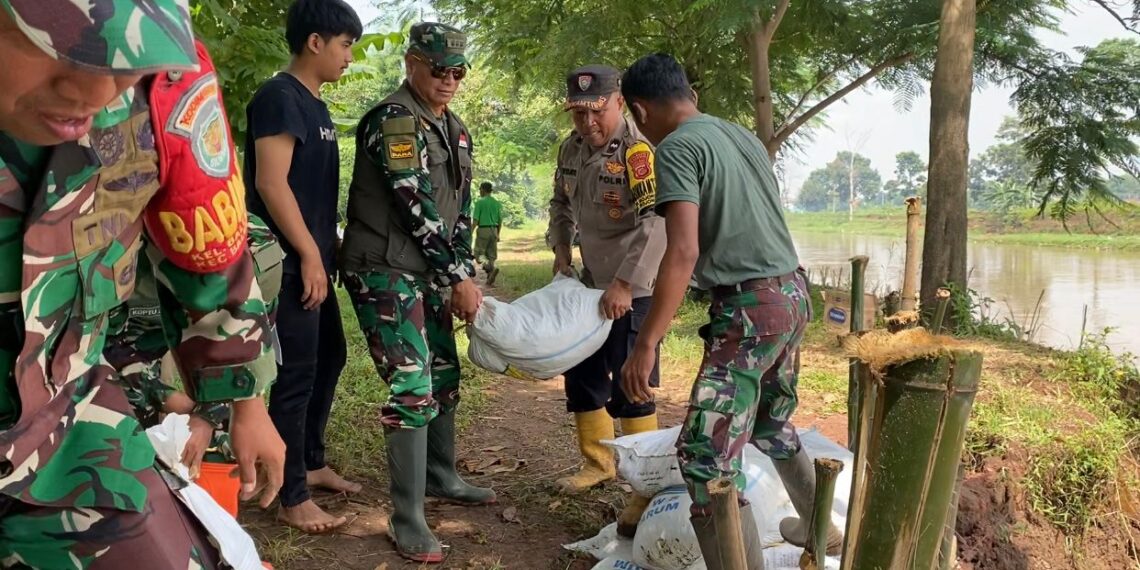 Sinergitas TNI Polri memperbaiki jalan longsor di bojong soang