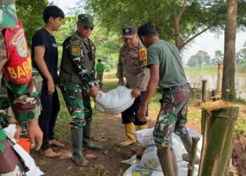 Sinergitas TNI Polri memperbaiki jalan longsor di bojong soang