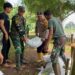 Sinergitas TNI Polri memperbaiki jalan longsor di bojong soang