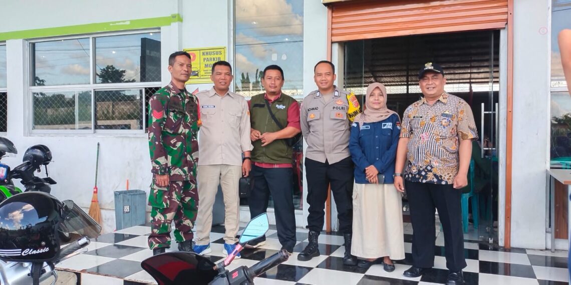 Bhabinkamtibmas bersama Babinsa Sambang warga binaan.