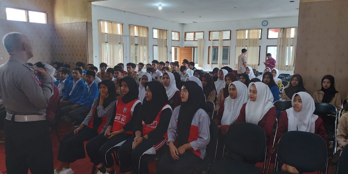 Sampaikan Pesan Larangan Knalpot Tidak Sesuai Spesifikasi Teknis Unit Lantas Polsek Cisaat Sosialisasi ke Sekolah
