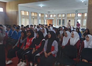 Sampaikan Pesan Larangan Knalpot Tidak Sesuai Spesifikasi Teknis Unit Lantas Polsek Cisaat Sosialisasi ke Sekolah