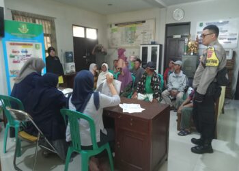 Babinkamtibmas Polsek Cibeureum Sambangi Warga dalam berikan Imbauan Kamtibmas Serta Selalu Waspada terhadap Cuaca yang Tidak Menentu