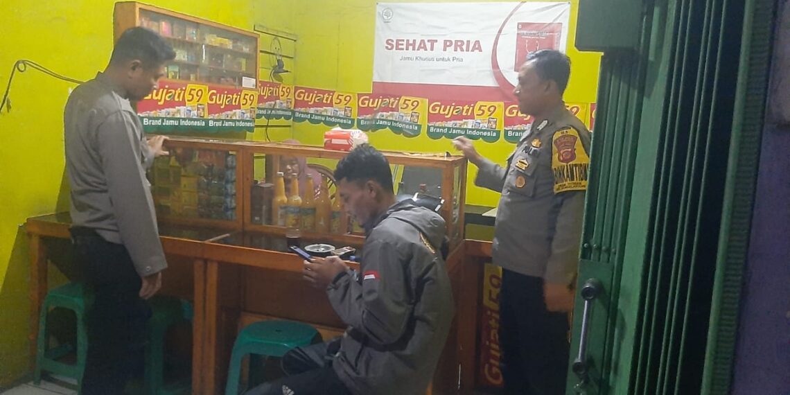 Ciptakan Sitkamtibmas yang aman dan kondusif, Anggota polsek Sukalarang laksanakan Patroli miras