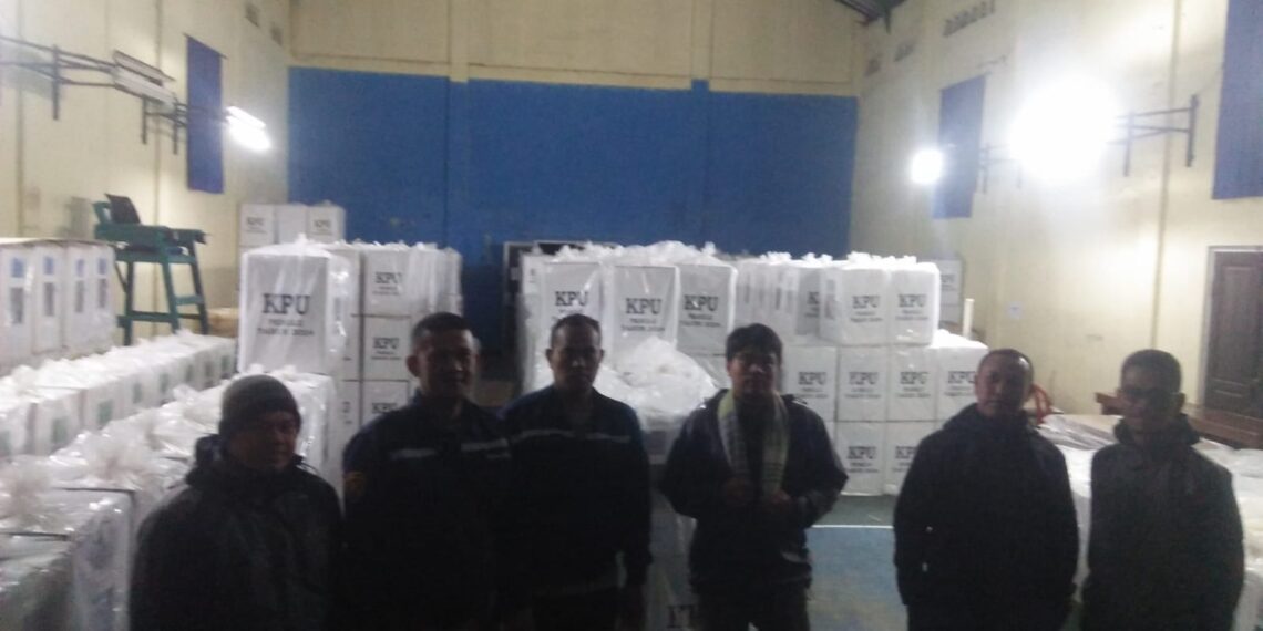 Personil polsek Kadudampit kontrol gudang logistik pemilu