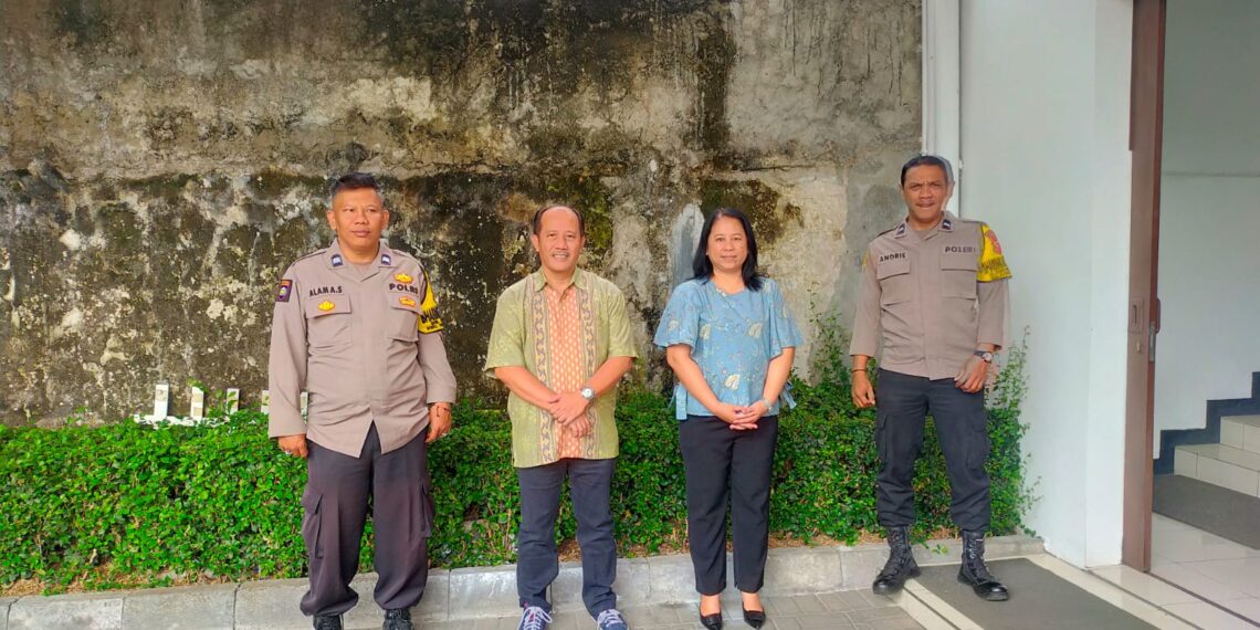 Polsek Kadudampit  Laksanakan pengamanan gereja gbi indokuring kota sukabumi