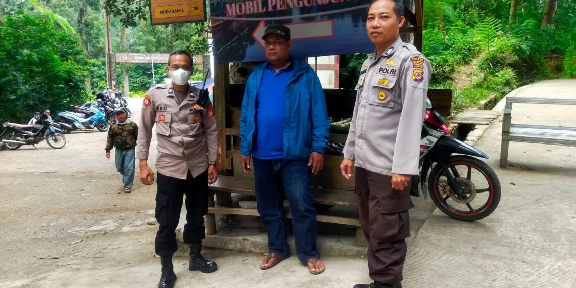 Personil Polsek kadudampit Melaksanakan giat Patroli di tempat wisata situgunung