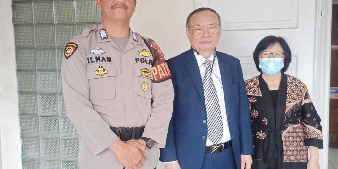 Pengamanan Gereja Rutin Polsek Lembursitu  Untuk Berikan Rasa Aman Dan Nyaman Bagi Jemaat