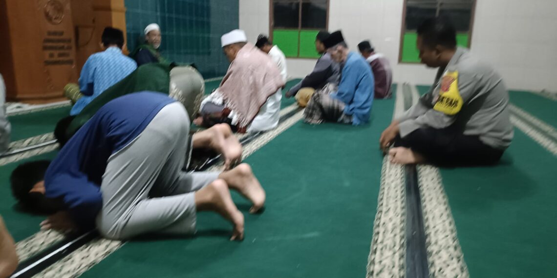 Bhabinkamtibmas Lakukan Sholat Subuh Berjama’ah Bersama Warga