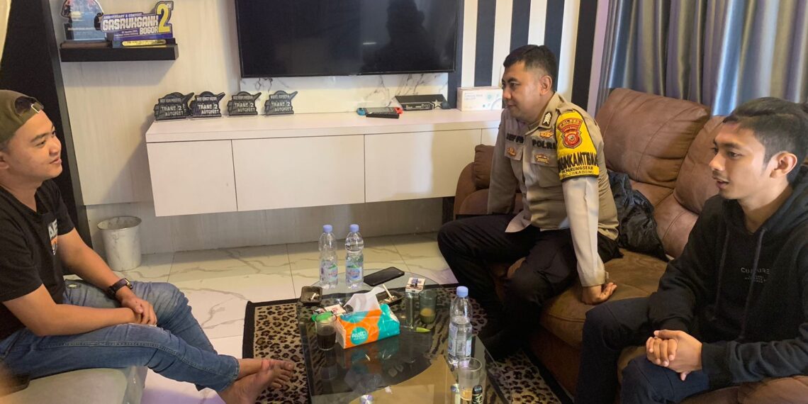 Bhabinkamtibmas Polsek Sukabumi Sambang dengan Pemilik IMR Sport
