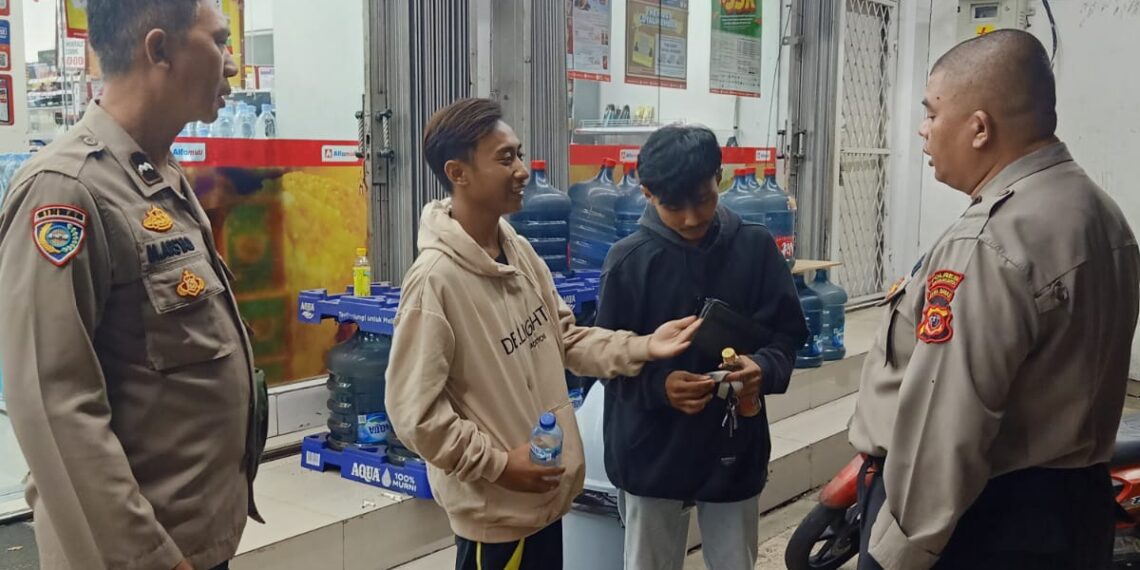 Polsek Gunungpuyuh Lakukan Patroli Dialogis dengan Warga yang Berbelanja di Minimarket saat Malam Hari