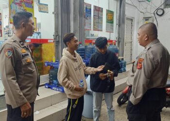 Polsek Gunungpuyuh Lakukan Patroli Dialogis dengan Warga yang Berbelanja di Minimarket saat Malam Hari