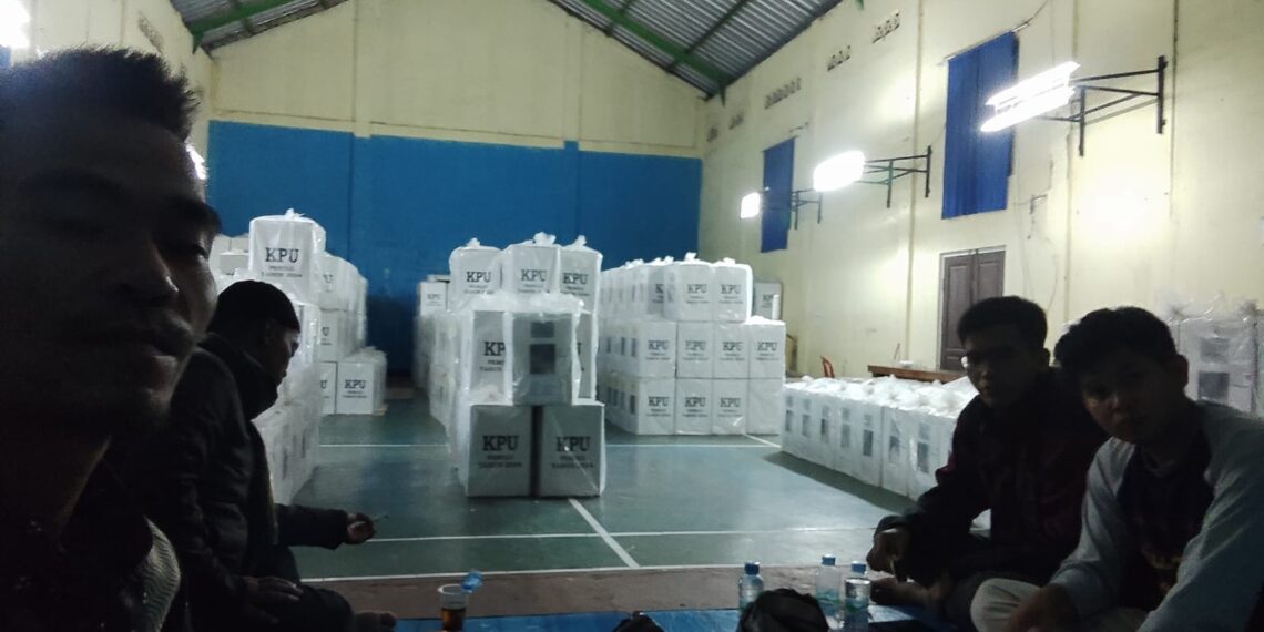 Personil Polsek Kadudampit Lakukan Pengecekan dan Kontrol Gudang Logistik Pemilu 2024