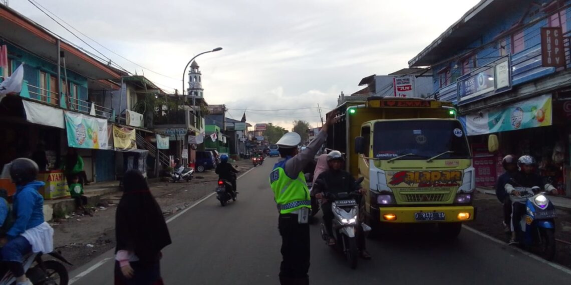 Antisipasi Kemacetan Pagi, Unit Lantas Polsek Sukalarang Laksanakan Gatur Lalu Lintas