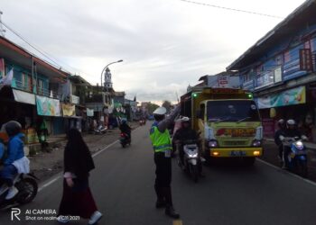 Antisipasi Kemacetan Pagi, Unit Lantas Polsek Sukalarang Laksanakan Gatur Lalu Lintas