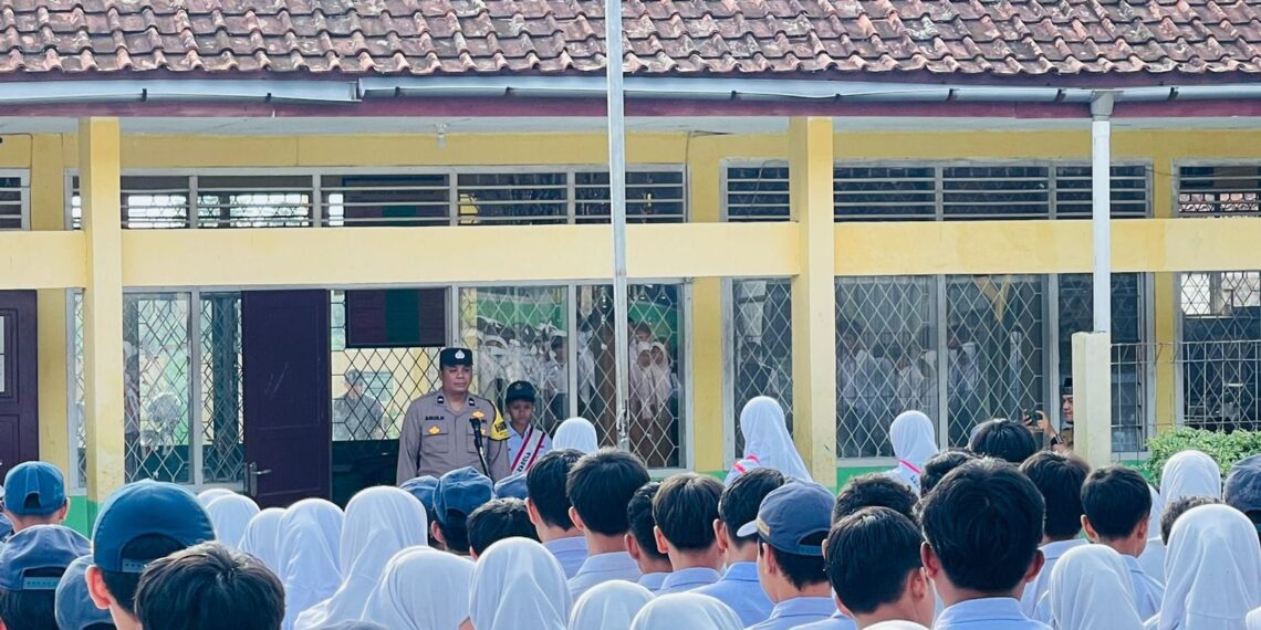 Bhabinkamtibmas Polsek Cisaat Sampaikan Pesan Kamtibmas kepada Pelajar saat Upacara