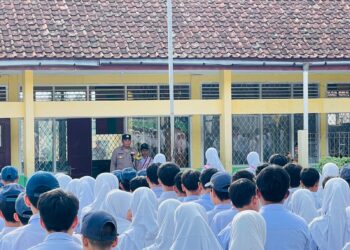 Bhabinkamtibmas Polsek Cisaat Sampaikan Pesan Kamtibmas kepada Pelajar saat Upacara