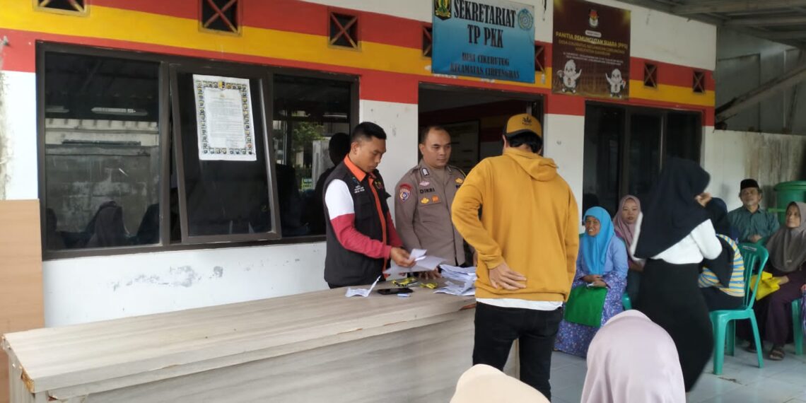 Bhabinkamtibmas Polsek Cireunghas Polres Sukabumi Kota Monitoring Penyaluran Bantuan Pangan Beras