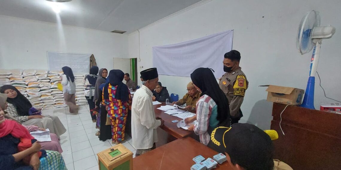 Bhabinkamtibmas Pangkep Monitoring Penyaluran Bantuan Pangan Beras