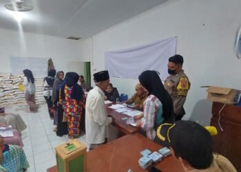 Bhabinkamtibmas Pangkep Monitoring Penyaluran Bantuan Pangan Beras