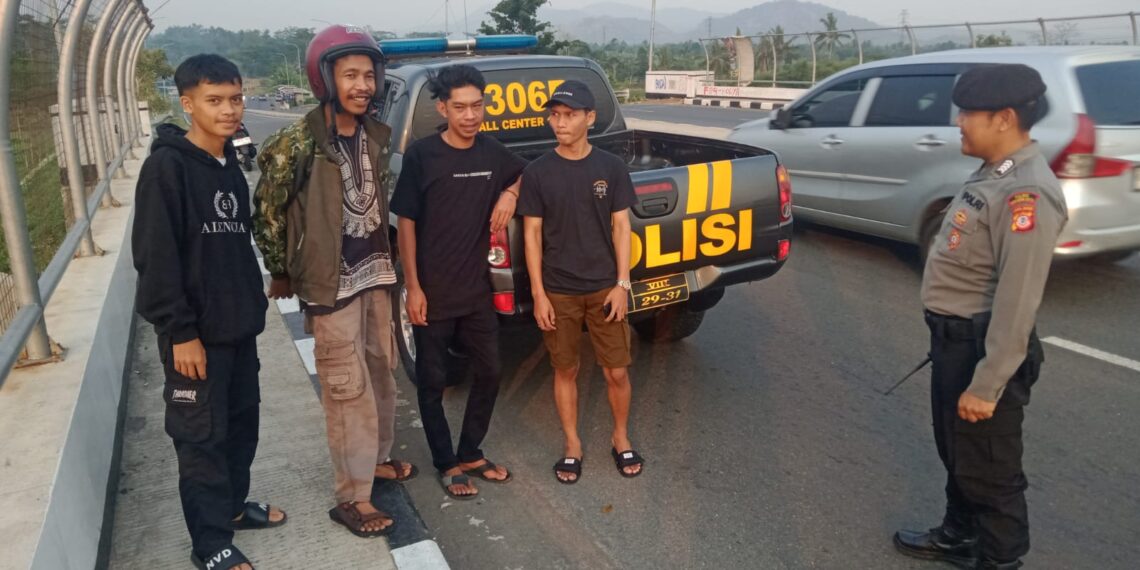 Guna Ciptakan Keamanan dan Kondusif, Unit Samapta Polsek Cibeureum Patroli Dialogis dan Sambangi Warga