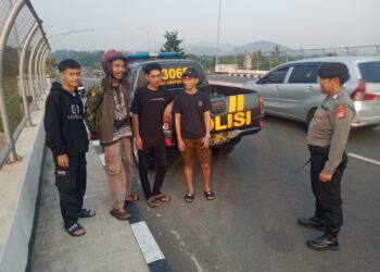 Guna Ciptakan Keamanan dan Kondusif, Unit Samapta Polsek Cibeureum Patroli Dialogis dan Sambangi Warga